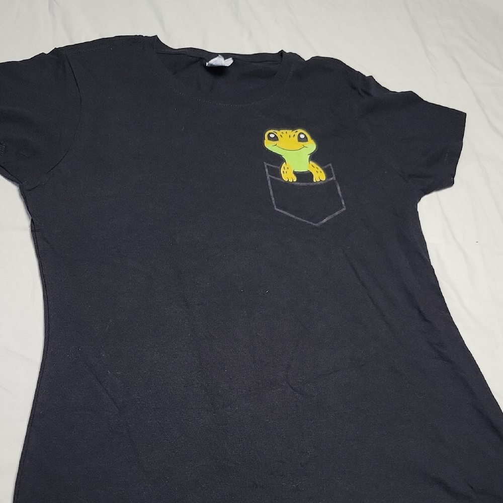 Black T-Shirt with Leporad Geko Pocket Design